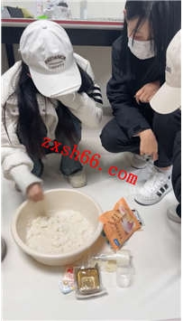 TLZB25689足彩馆-超多学生妹踩踏喂食71分