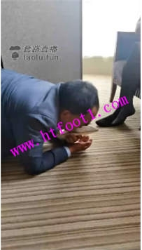 TL19340 西北傻子M黑丝高跟踩踏耳光抽死建构22分钟