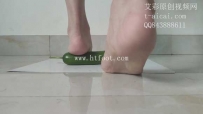 21651 00后妹妹首次尝试裸足碾踩黄瓜（语言丰富）