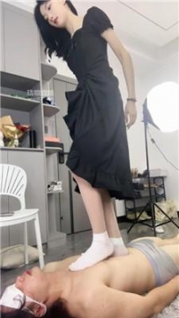 【调教视频】【芊芊】长裙女神-强迫清理皮鞋白袜 bf54889