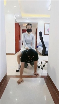 【调教视频】【薇薇情侣主】狗链遛狗爬行/脏鞋踩踏喂食 bf48132