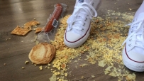 白丝帆布鞋踩食物