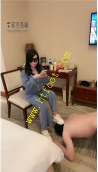 TL24476 依艺】重度躲头脚耳光踩头耳光呕吐物50分钟