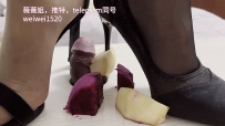 薇薇姐-板子上丝袜高跟和水果一起足交