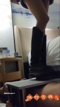 黑丝皮靴隔板踩鸡鞋交吐奶