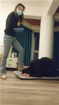 【调教视频】【辉夜】铆钉鞋插嘴-肉丝脚踩踏 JS251123-31