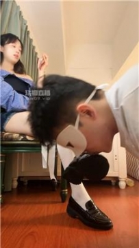 【调教视频】【奶豆包】白丝塞嘴挑逗-强制闻鞋 bf55892