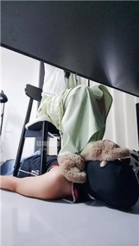 【调教视频】【思思殿下】毛拖鞋原味棉袜踩脚垫 JS260528-11