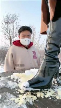 【调教视频】【辣姐】户外调-长靴踩踏喂食场 bf60273