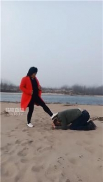 【调教视频】【刑狗】主人带到沙滩湖踢踹坐脸 JS260118-13
