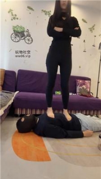 【调教视频】【偏不】瑜伽裤坐脸窒息/站狗背跳踩 bf48765