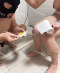 【00后情侣主】最新巨献绿狗口舌伺奉主人洗澡食黄金29分