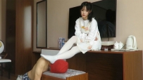 00后白丝美少女脚捂脸舔丝袜 YC-240514-3