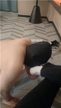 【调教视频】【小凤梨】鞭打滴蜡舔臭脚丫 JS250809-5