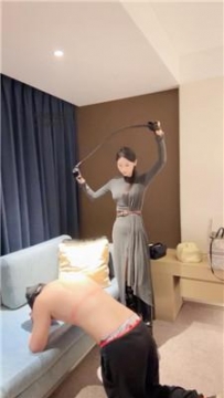 【调教视频】【沅芷大人】高跟皮靴踩脖/鞭打虐乳 JS250112-59