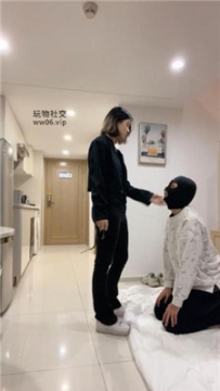 【调教视频】【甜味药丸】骑马狗爬/小白鞋白袜踩踏/赏赐圣水 bf48131