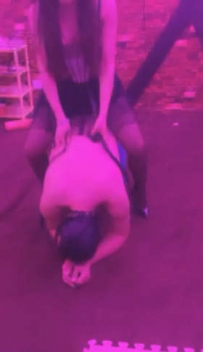 TL1800 苏州女S大姨奶奶 骑马踩踏遛狗闻红巾 1217