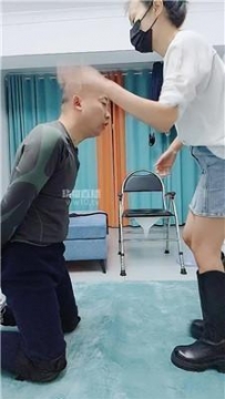 【调教视频】【冷魅女主】长靴踩狗头-洗脚水窒息 JS260108-40