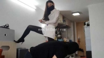 28036  白领小鱼大人黑丝高跟大长腿羞辱胯下狗，命令钻胯，践踏狗头