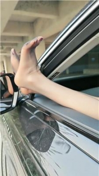 【调教视频】【三千女王】迷恋黑丝美腿的路人【双视角版】 JS241220-1