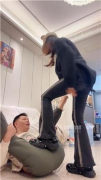 【调教视频】【暮歌老师】艺校女神暴力踢踹踩踏 JS251119-18