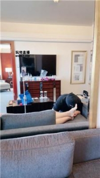 【调教视频】【夏芙】偷舔模特酸臭脚丫 JS250517-8