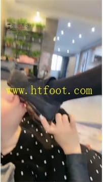 TL23982 歌迪丝】吃运动鞋厚丝袜的母子31分钟