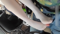 JK妹子一边开车一边享受妹妹的白丝足交