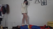 【南国原创】婷S脏空军美脚踩踏超人，全体重狠狠踩踏辱骂，脏鞋子踩 ACYC-4839