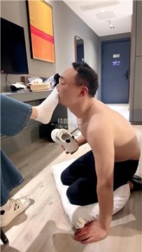 【调教视频】【悠悠琪琪】闻舔鞋袜-牛仔裤坐脸 JS260224-25