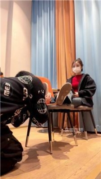 【调教视频】【妍妍】牛仔裤女神坐脸窒息-白袜塞嘴 bf60159