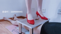 朵朵吖 两双高跟裸足隔板踩鸡吐奶
