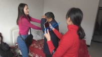 17755 两美女虐待偷手机的小偷