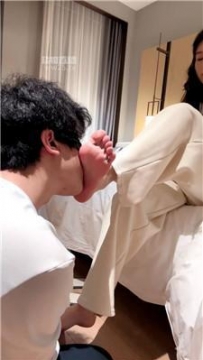 【调教视频】【糖糖子】玉足踩踏喂食场 JS260222-16