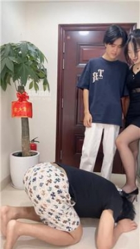 【调教视频】【刘二狗】情侣主-黑丝美腿虐绿帽骚狗 bf55794