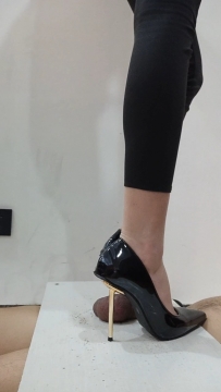 两双高跟鞋隔板踩DD鞋跟戳DD调教