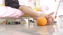 25026 【芊芊】高跟裸足踩橙子