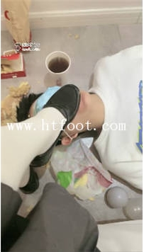 TL17618 绘子S第五天制服鞋踩踏喂食可乐剩水口水44分钟