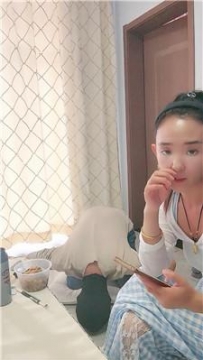 【调教视频】【鱼主】赏赐圣水-脚下卑微喂食 JS250509-3