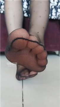 【调教视频】【炸不干的花】胶带封嘴-黑丝脚蹂躏 JS251215-1