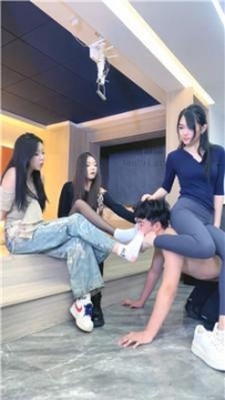 【调教视频】【麋鹿银儿】3S真实臭袜熏狗/耳光吃脏鞋底 bf58188