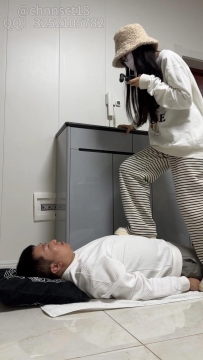 小姐姐隔板踩JJ全体重踩脸调教裸足吐奶