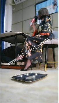 ZB7416 魔鬼天使】狗子脚下吃饭33分钟
