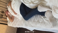4537《脱下妹妹的白棉袜品尝少女嫩脚》