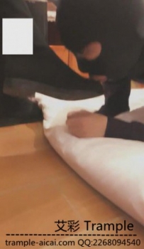 12209 贵阳莱莱女王调教舔鞋底的狗奴