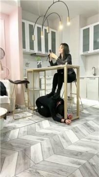 【调教视频】【乔伊】捆绑桌底-短靴踩踏/强制闻白袜【双视角版】 bf48313