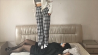 【珂珂女m】在床上被闺蜜白袜踩踏 YC-220430-11