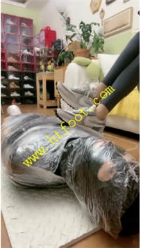 TL27779 曦晨】白袜全体重踩狗足耳光30分钟