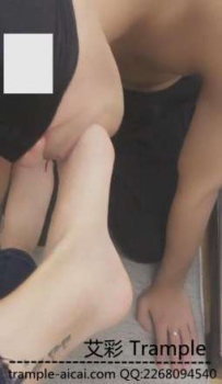 12171 贵州绝美莱莱继续调教舔舐裸足