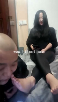 TL11314 菲主 长靴里面的脚什么味道？看贱货品尝吧！